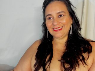 sharlot-curvy